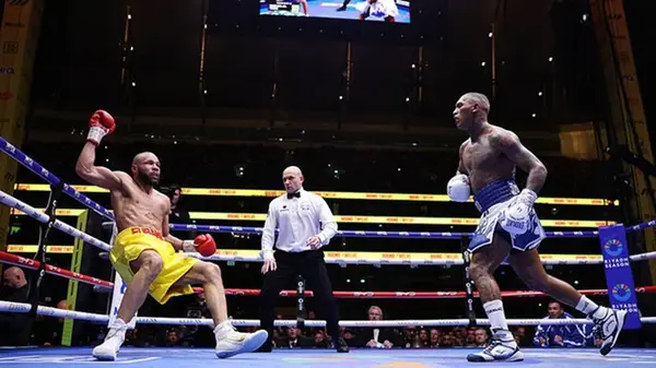 В зрелищном бою с нокдаунами Бенн отомстил Юбэнку-младшему