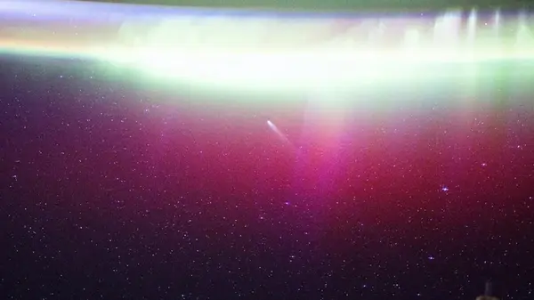 Не 3I/ATLAS единой: запечатлены две кометы, парящие над полярными сияниями Земли