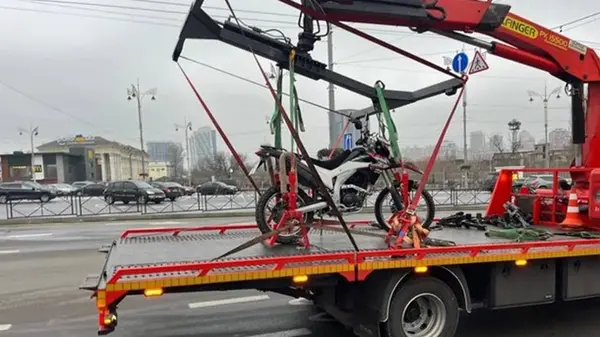В Киеве впервые эвакуировали мотоцикл за нарушение ПДД