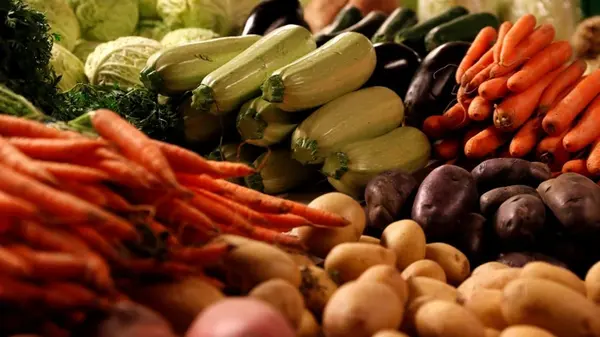 Помидоры дорожают, яблоки дешевеют: что и сколько стоит в Украине сейчас