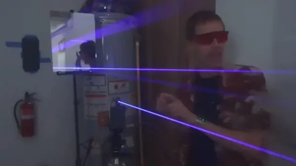 Скорость света была поймана на видео: ученый провел эксперимент в собственном гараже (видео)