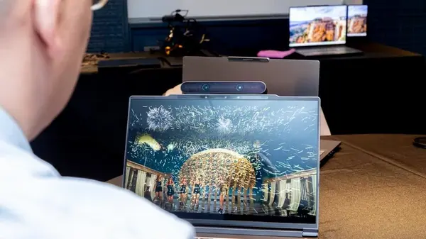 Lenovo готовит уникальный ноутбук с экраном, который расширяется по бокам (фото)