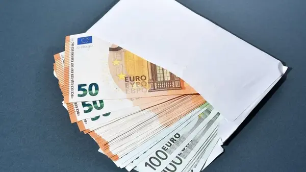 Будет ли расти курс доллара и евро перед праздниками: прогноз банкира