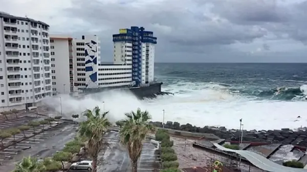 На Тенерифе поднялась гигантская волна, есть жертвы