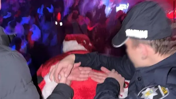 Киевлянин в полицейской форме инсценировал задержание Санты