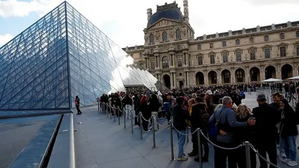 Новый скандал в Лувре: из-за прорыва трубы затоплены сотни редких книг