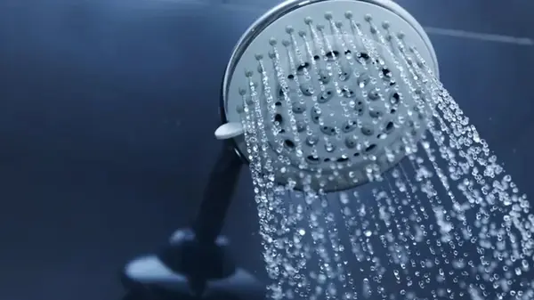 Что лучше для человека, горячий или холодный душ: мнение ученых