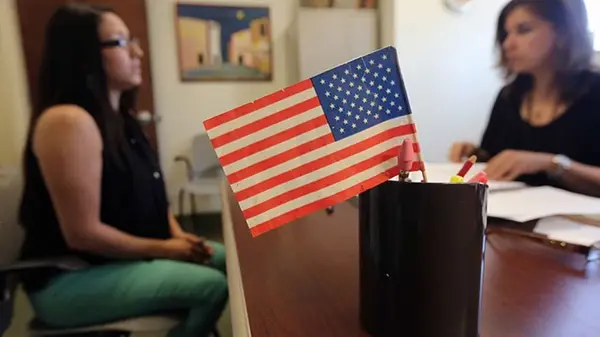 США приостановили программу получения грин-карт