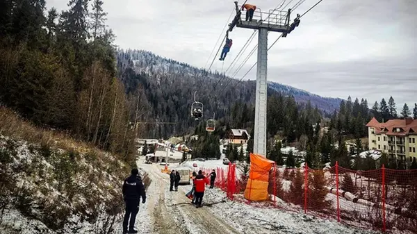 На горе во Львовской области 80 человек застряли на подъемнике