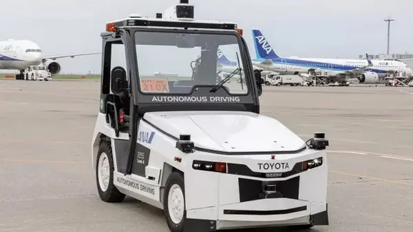 Беспилотные авто Toyota начали обслуживать аэропорт в Японии (фото)