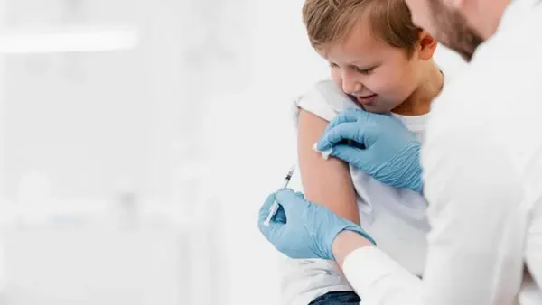 Детей будут вакцинировать от кори раньше: Минздрав меняет календарь прививок из-за вспышки болезни