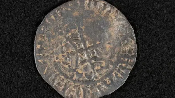 В Шотландии металлоискатель-аматор обнаружил древнейшую монету страны