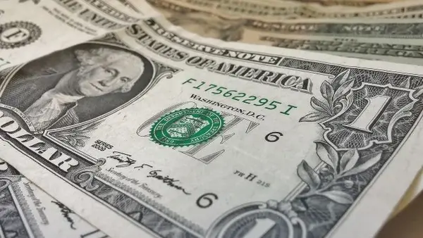 Доллар в обменниках подорожал до 42,8 гривен