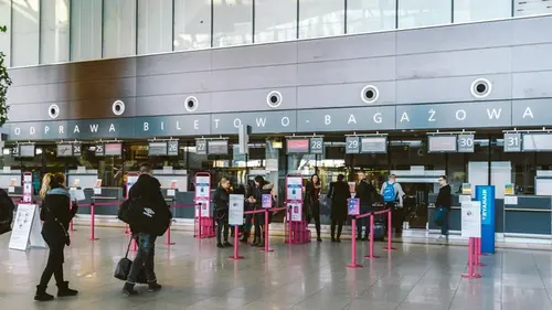 Снегопад парализовал третий по величине аэропорт Польши: ряд рейсов отменили