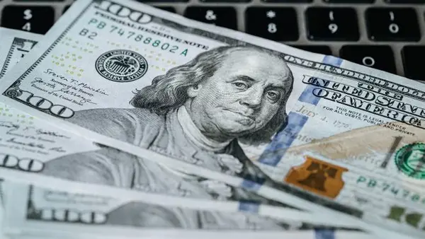 Стоимость доллара в обменниках превысила 43 гривны