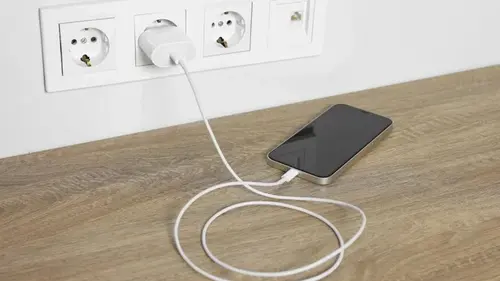 Многие делают это каждую ночь: где категорически нельзя заряжать смартфон