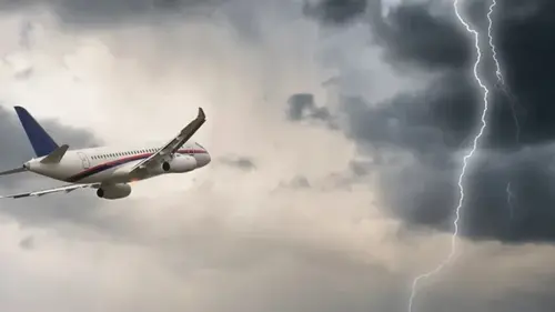 Как пилоты самолетов избегают грозу: что происходит, когда в самолет бьет молния (видео)