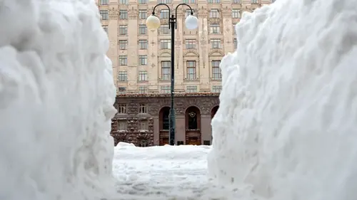 Киевлян призвали закрыть окна из-за пожара на складах