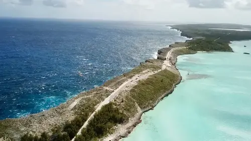 Мост на краю Земли: почему воды Атлантического океана кажутся синими, а Карибского моря — бирюзовыми