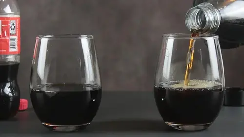 В кока-колу добавляют насекомых? Блогер воссоздал напиток в лаборатории и узнал правду (видео)