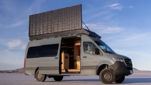 Mercedes Sprinter превратили в креативный автодом в психоделическом стиле (видео)