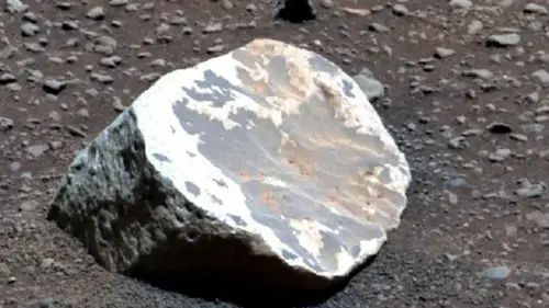 Марсоход NASA обнаружил на Марсе странные белые камни: никто не знает, как они там оказались