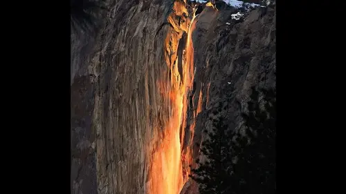 Уникальное зрелище: один из самых необычных водопадов в мире стал золотым