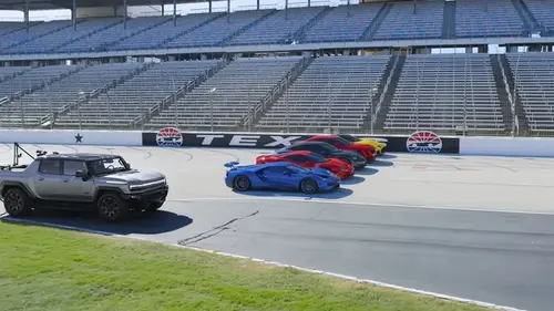 Результат удивил: пикап Hummer сравнили с суперкарами в гонках по прямой (видео)