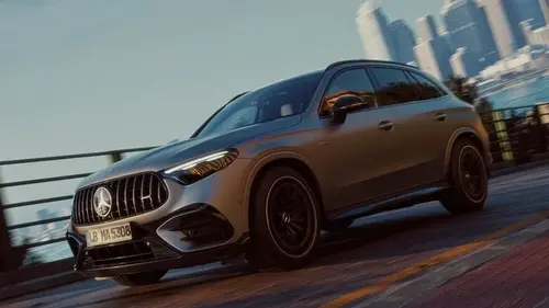 Дрифт-режим и 4,2 с до сотни: дебютировал новый заряженный кроссовер Mercedes (фото)