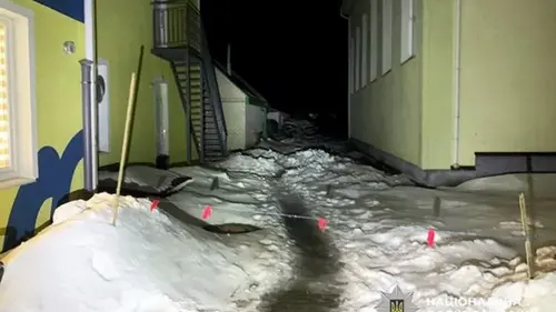 На Житомирщине на 4-летнего мальчика с крыши детсада упала снежная глыба