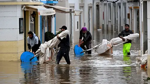 В Португалии из-за наводнений обрушилась часть ключевой автомагистрали (видео)