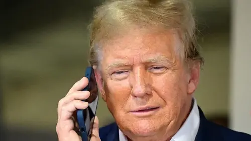 Неизвестный в эфире раскритиковал суд США: в сети подозревают Трампа