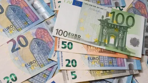 Евро на новой психологической отметке, доллар стабилен: каким будет курс валют 24 февраля