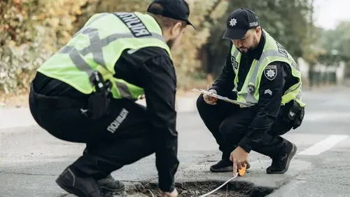 В Кабмине назвали дедлайн по ремонту дорог после зимы: когда залатают ямы