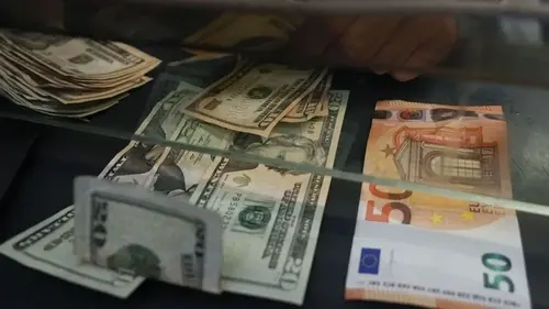 Сколько стоят доллар и евро в последний день зимы: курс валют 28 февраля