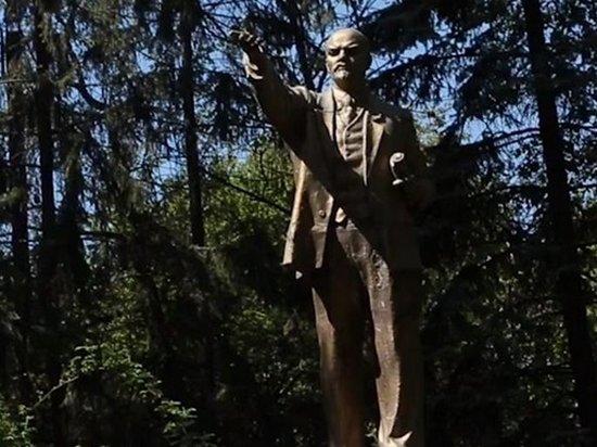 В Киеве снесли последний памятник Ленину: опубликовано видео