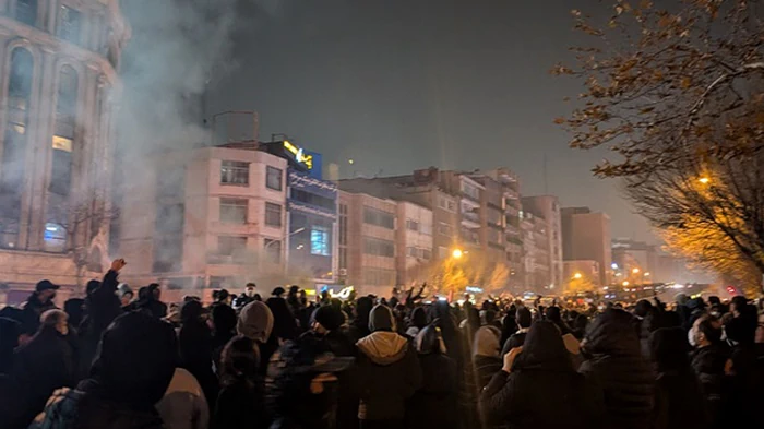 Держат палец на крючке: иранская полиция угрожает протестующим