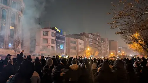 Держат палец на крючке: иранская полиция угрожает протестующим