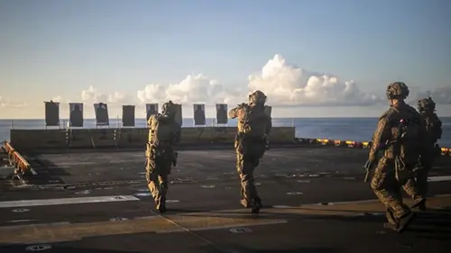 Дедлайн Трампа: к Ормузскому проливу направляются тысячи морпехов США