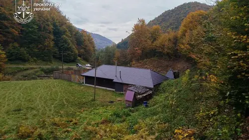 Лесник из Закарпатья построил особняк на самовольно захваченном участк...