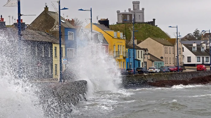 Шторм Дейв оставил тысячи домов в Ирландии без электричества