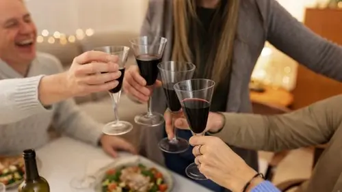 Гастроэнтеролог назвала алкоголь, который больше всего вредит желудку: вы будете удивлены