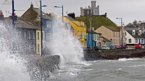 Шторм Дейв оставил тысячи домов в Ирландии без электричества