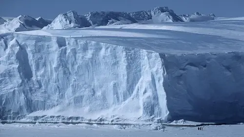 Под Антарктидой подводная лодка обнаружила неизвестные объекты, но потеряла связь и и...
