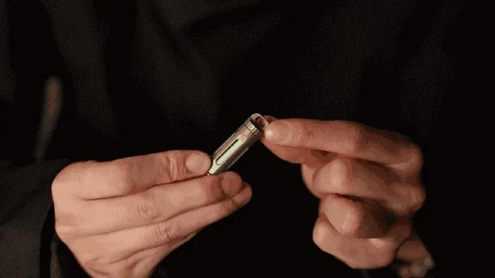 Гаджет без зарядки: ученые изобрели фонарик, который светится десятилетиями