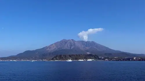 Рейсы отменены: в Японии извергся вулкан Сакурадзима, подняв столб пепла на высоту 3,...