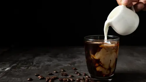 Какое молоко полезнее для кофе: обезжиренное, цельное или растительное