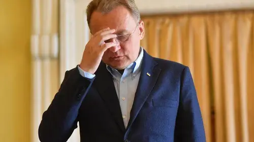 У центрі Львова чоловік облив мера Садового брудною рідиною