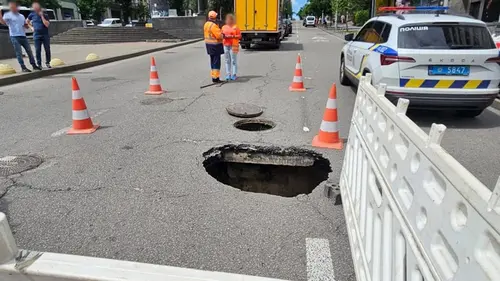 В центре Киева провалился асфальт сразу в двух местах: полиция обратил...