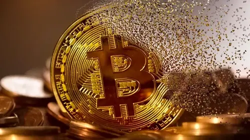 Биткойн потерял половину стоимости и достиг психологической отметки: ч...